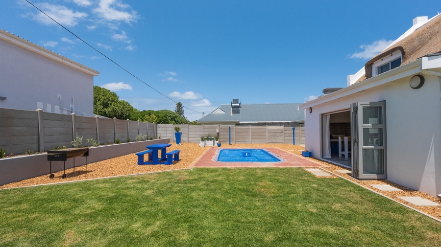 4 Bedroom Property for Sale in Struisbaai Western Cape
